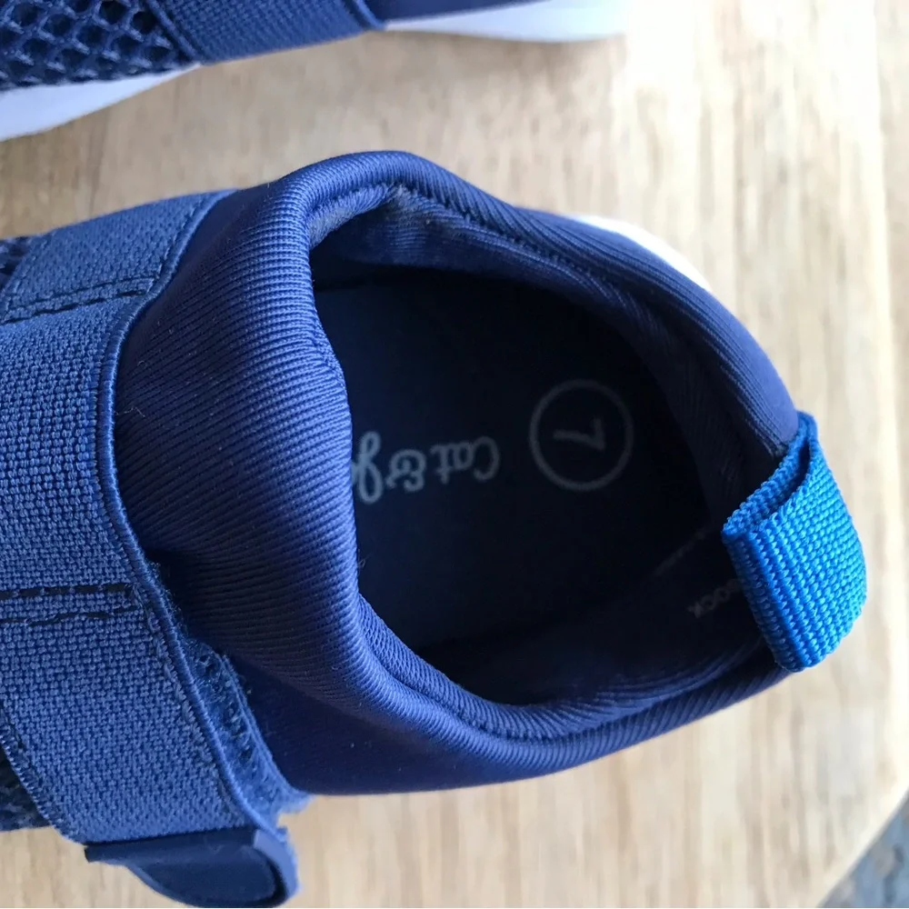 Cat & Jack Toddler size 7 Navy Blue water shoes. Are in Excellent used Like new